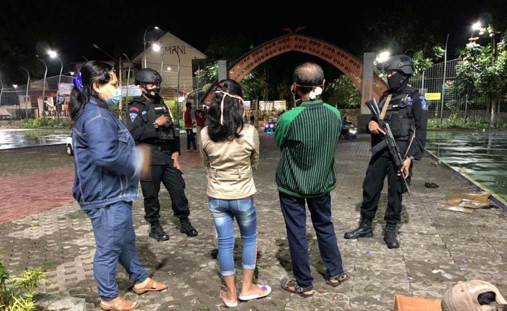 Patroli Kamtibmas Malam Hari, Brimob Jabar Tak Lupa Edukasi Para Remaja Pentingnya Prokes