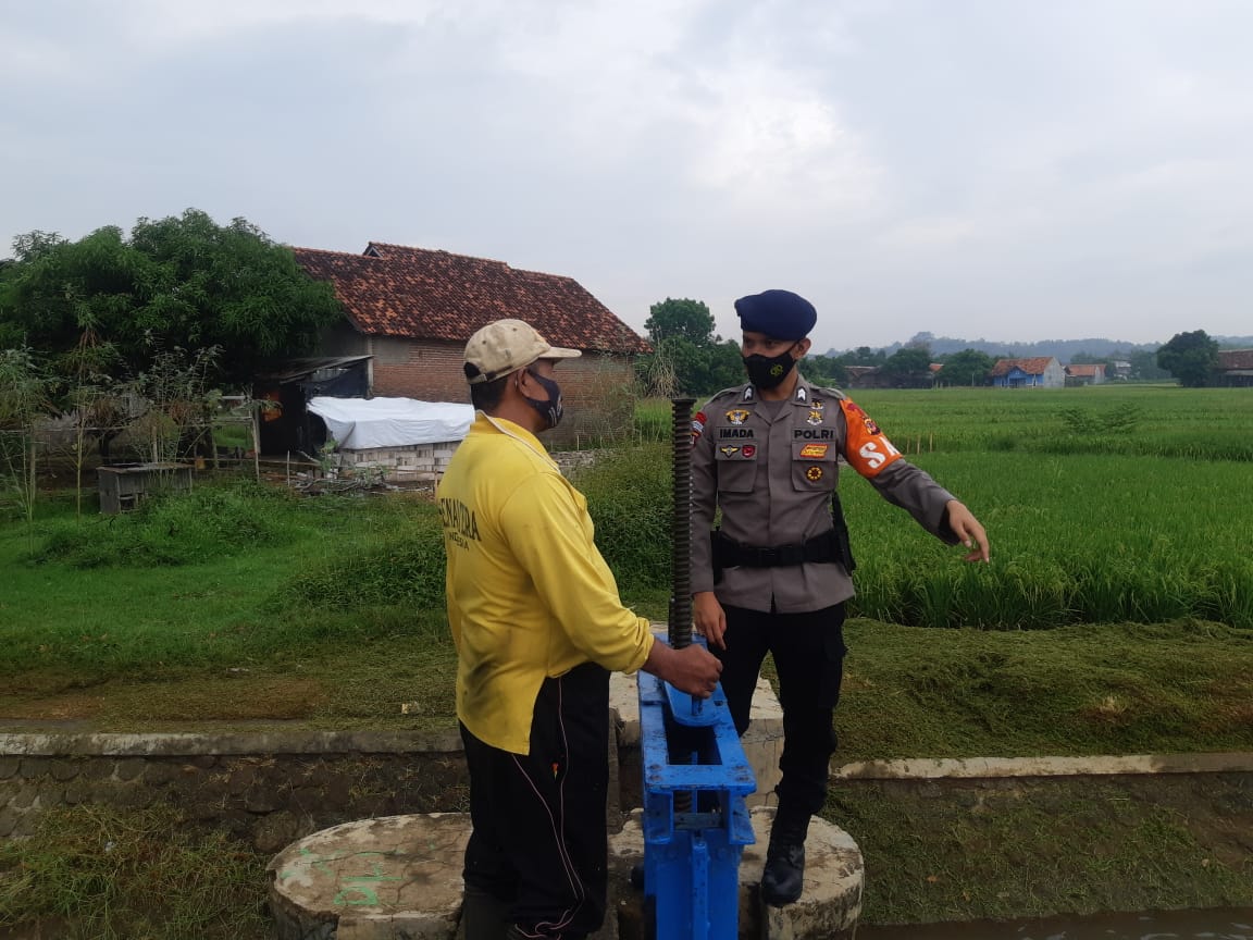 Antisipasi Bencana Banjir, Brimob Jabar Kembali Cek Debit Pintu Air Jetis