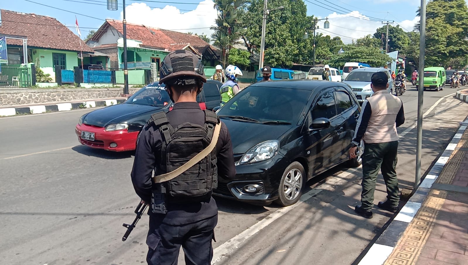 PPKM Tersisa 1 Hari, Brimob Jabar Bantu Kewilayahan Lakukan Penyekatan Di Wilayah Hukum Cianjur