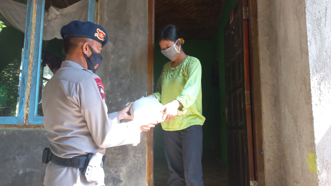 Brimob Jabar Bagikan Paket Beras Kepada Masyarakat Di Desa Kampung Tangguh