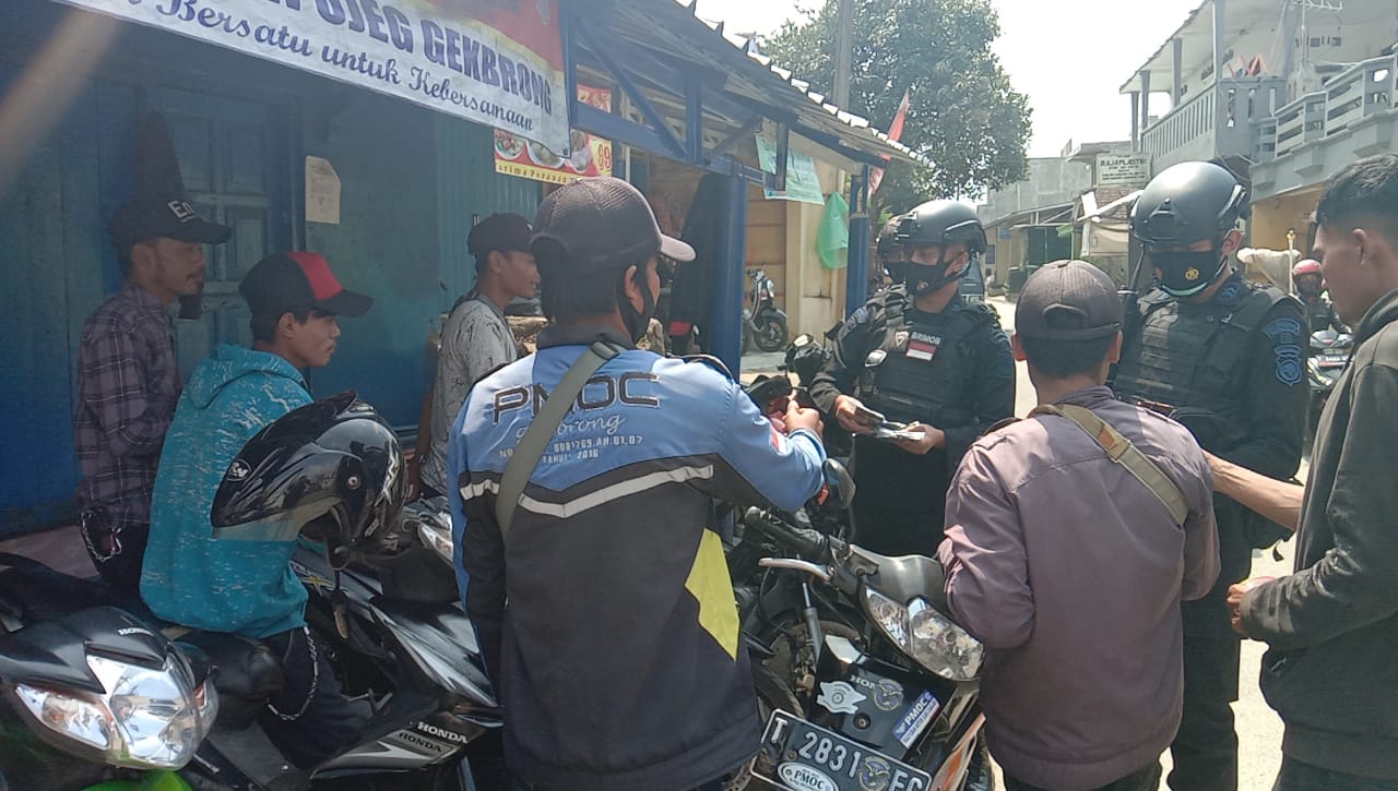 Dukung Berhasilnya PPKM Level 4 Brimob Jabar, Berikan Masker Kepada Masyarakat