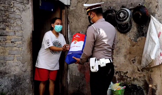 TNI-Polri Bersama Tokoh Agama Berikan Bantuan Sosial Kepada Pedagang Kecil Di Daerah Slum Area 