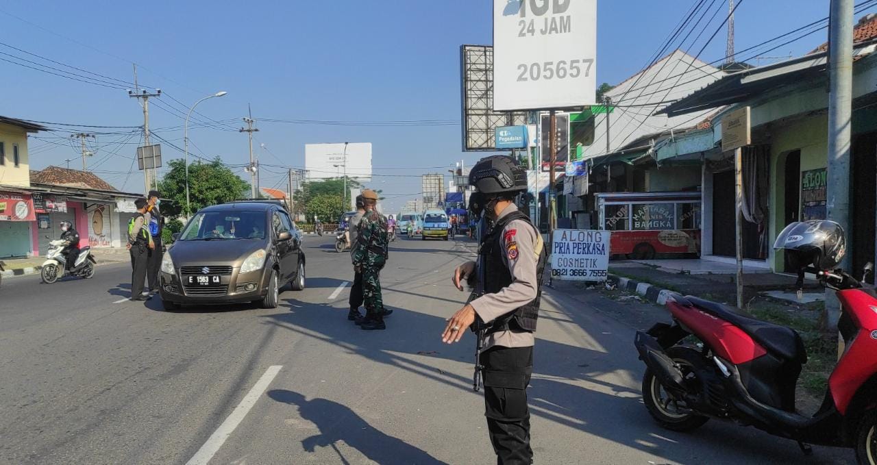 Brimob Jabar Amankan Penyekatan PPKM Wilayah Cirebon Kota