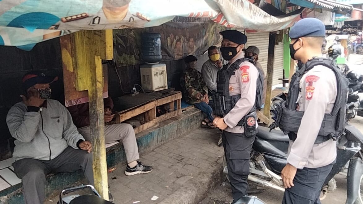 Patroli Brimob Jabar Berikan Edukasi PPKM Level 4 Dan Semprotkan Handsanitizer