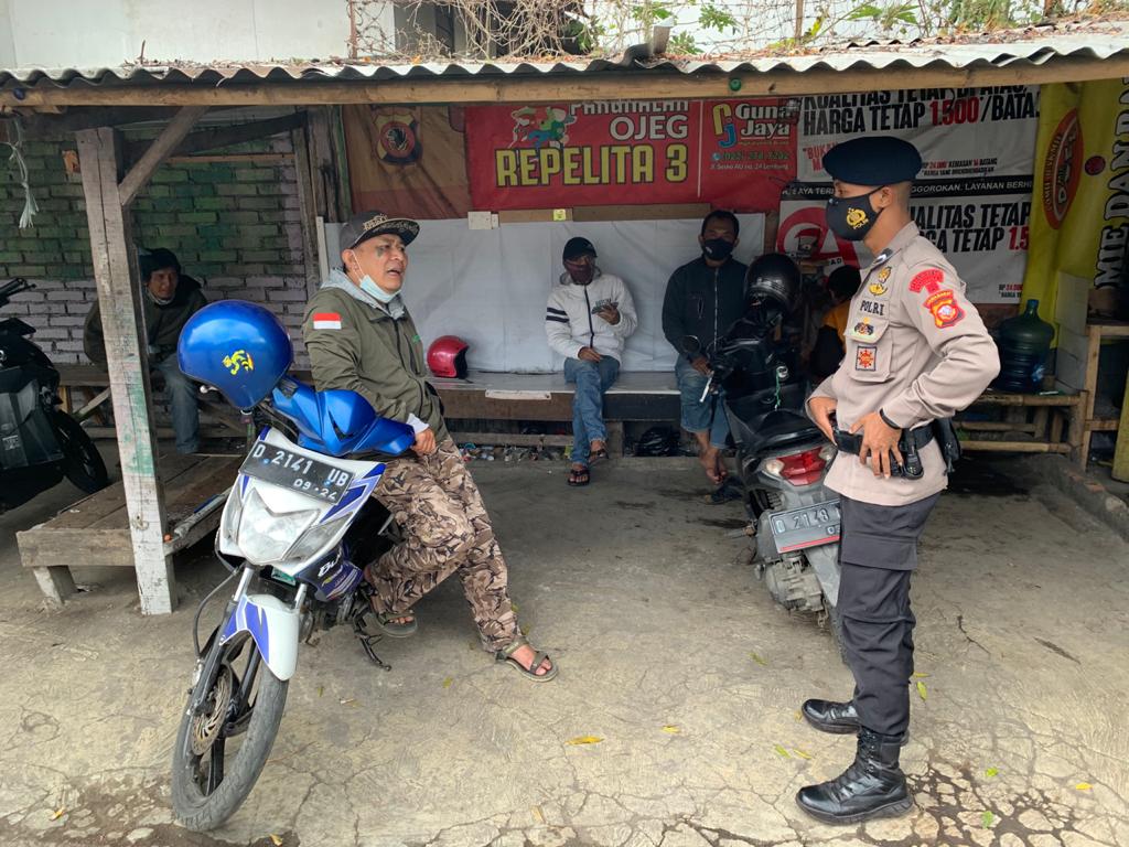 Sambangi Pangkalan Ojek, Personel Brimob Jabar Beri Imbau Pencegahan Covid-19