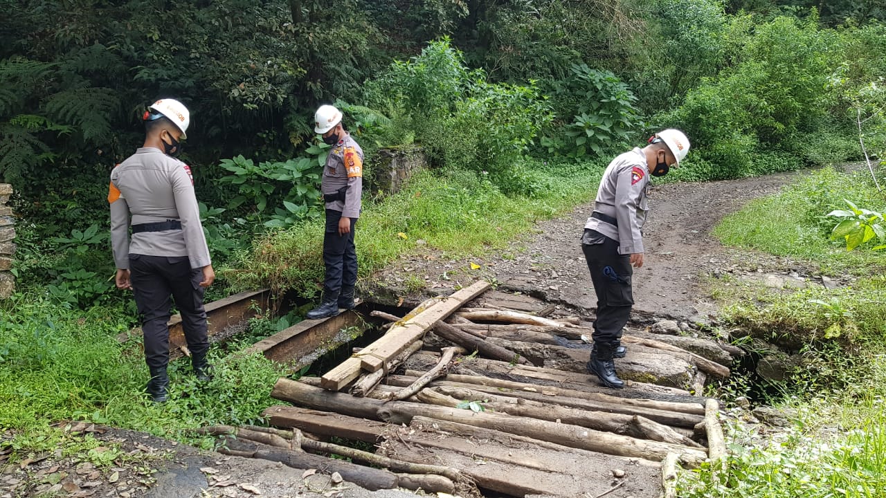 SAR Brimob Polda Jabar Cek Jembatan Yang Dilaporkan Masyarakat Sudah Tidak Layak Lagi