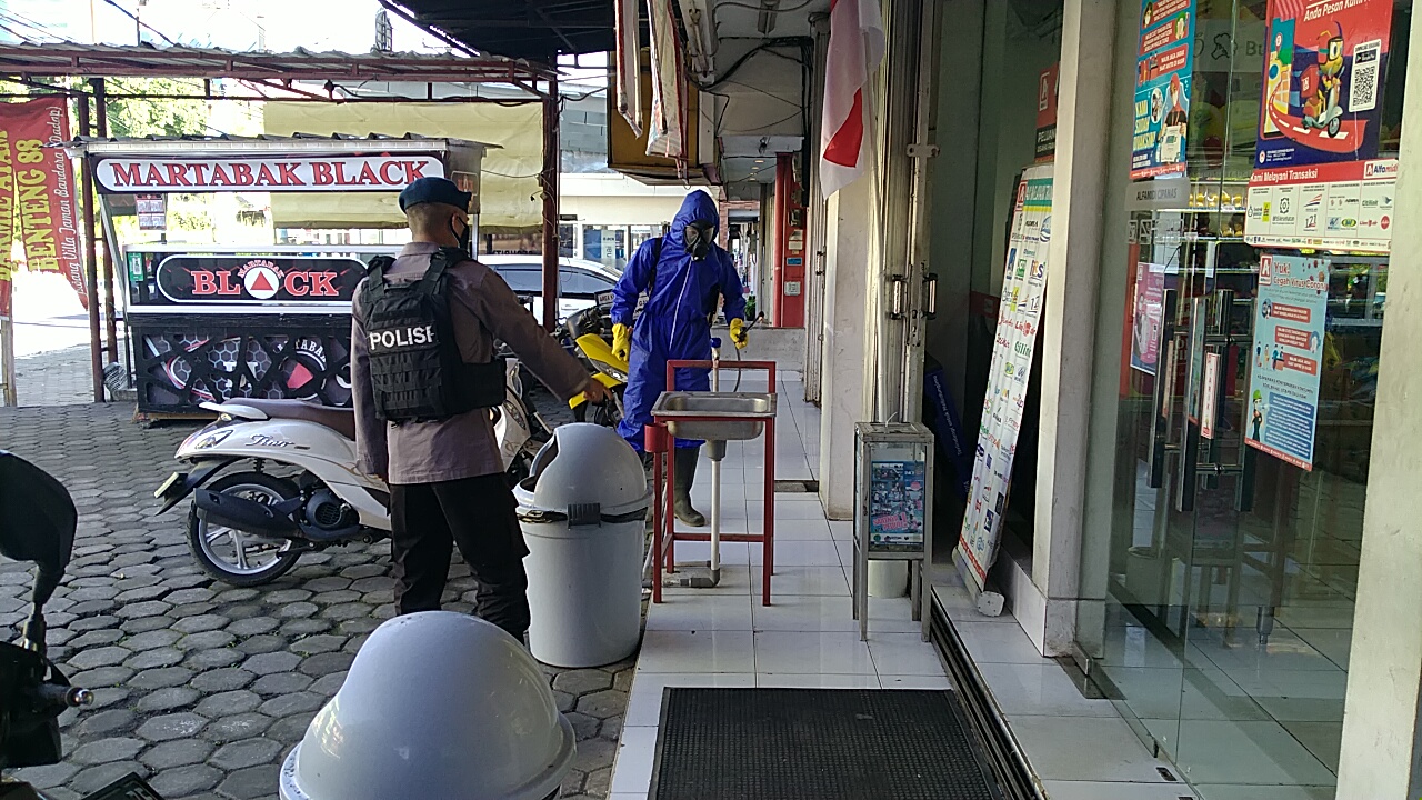Cegah Penularan Covid-19, Patroli Brimob Jabar Semprotkan Disinfektan Ke Minimarket