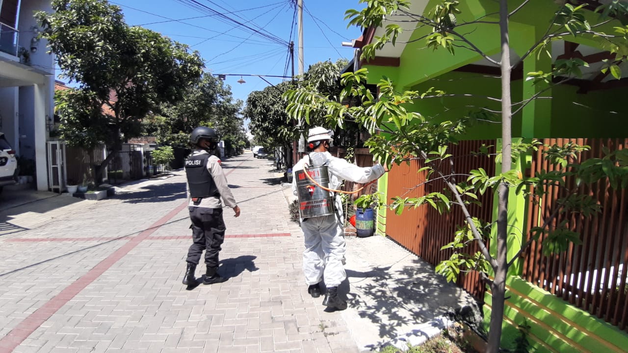 Pencegahan Penyebaran Virus Covid-19, Brimob Jabar Lakukan Penyemprotan Disinfektan Di Perumahan IKOPIN 