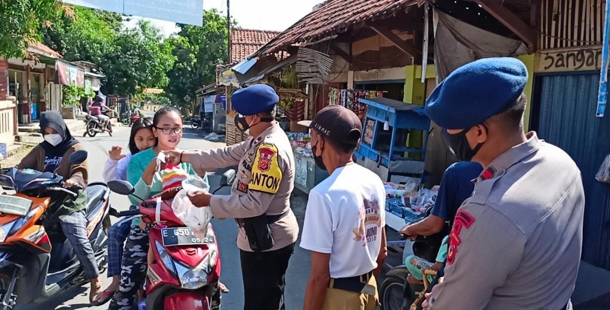 Bakti Brimob Untuk Masyarakat, Cegah Penyebaran Covid-19 Brimob Jabar Bagikan Masker di Pasar