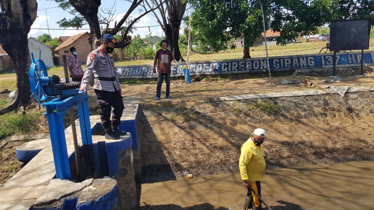 Antisipasi Bencana Banjir Brimob Jabar Terus Lakukan Pemantauan Debit Air Di Pintu Air Wilayah Cirebon