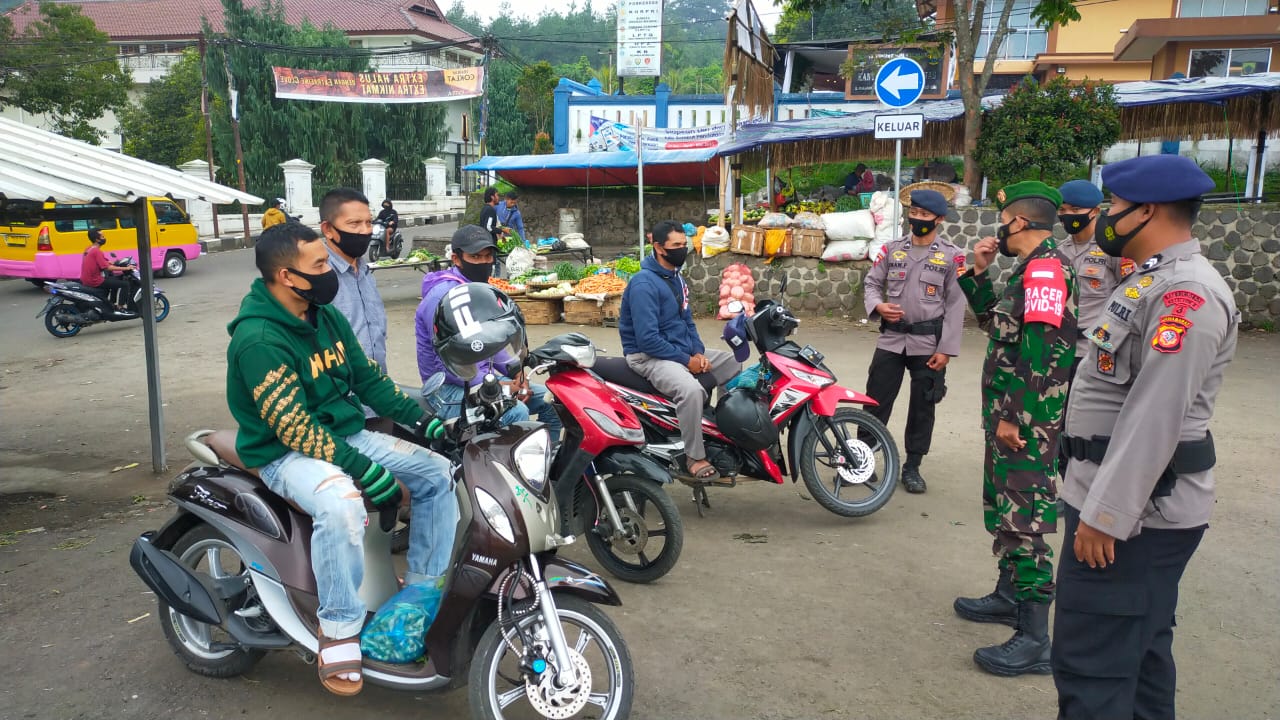 Brimob Jabar Dan Koramil Beri Himbauan Prokes Ke Pangkalan Ojek Pasar Cipanas