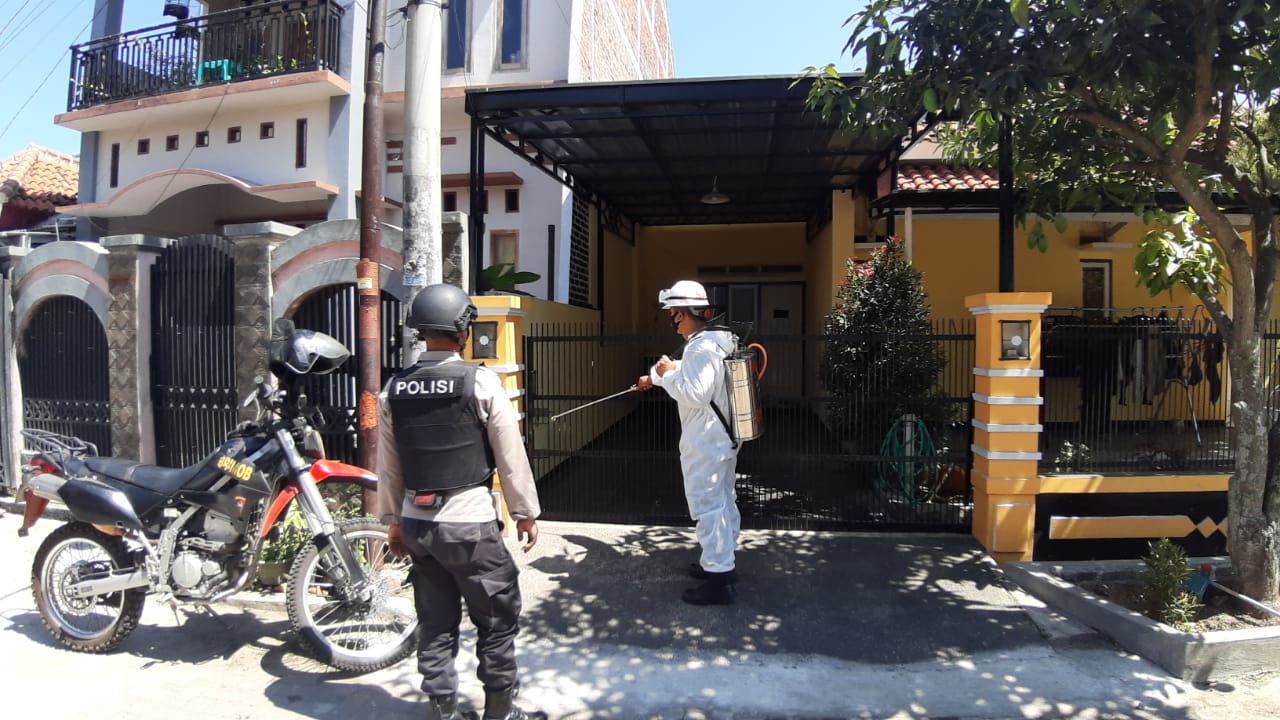 Cegah Penyebaran Corona, Brimob Jabar Semprotkan Disinfektan Perum Ikopin
