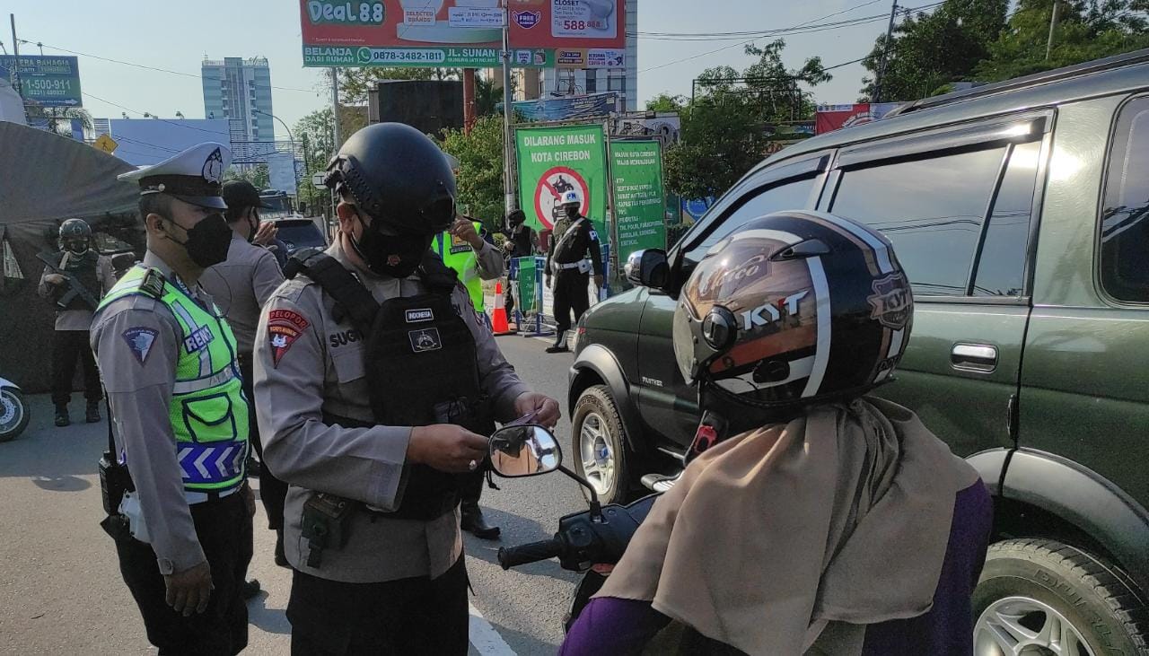 Brimob Jabar Jaga Ketat PPKM Level 4 Di Cirebon