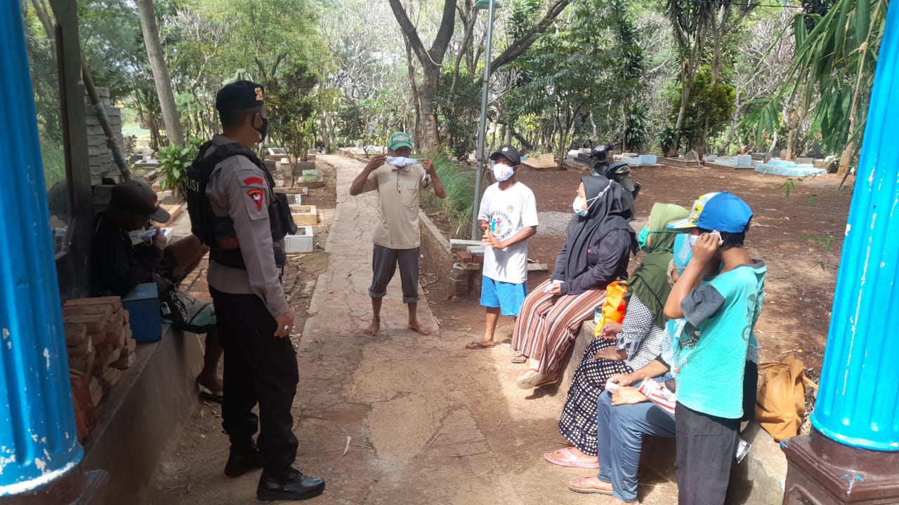 Patroli Brimob Polda Jabar Himbau Masyarakat Jatinangor Agar Patuhi PPKM Darurat