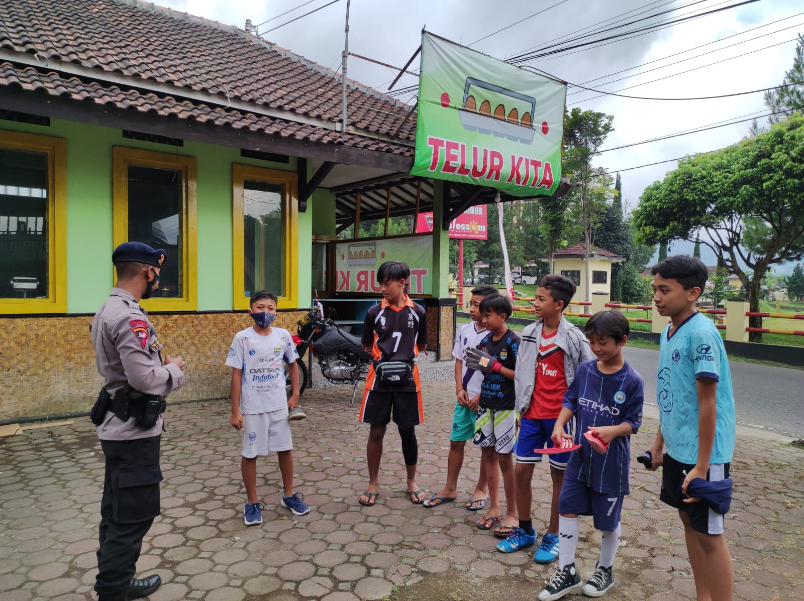 Brimob Jabar Berikan Himbauan Menggunakan Masker Sesuai Prokes Kepada Anak-Anak