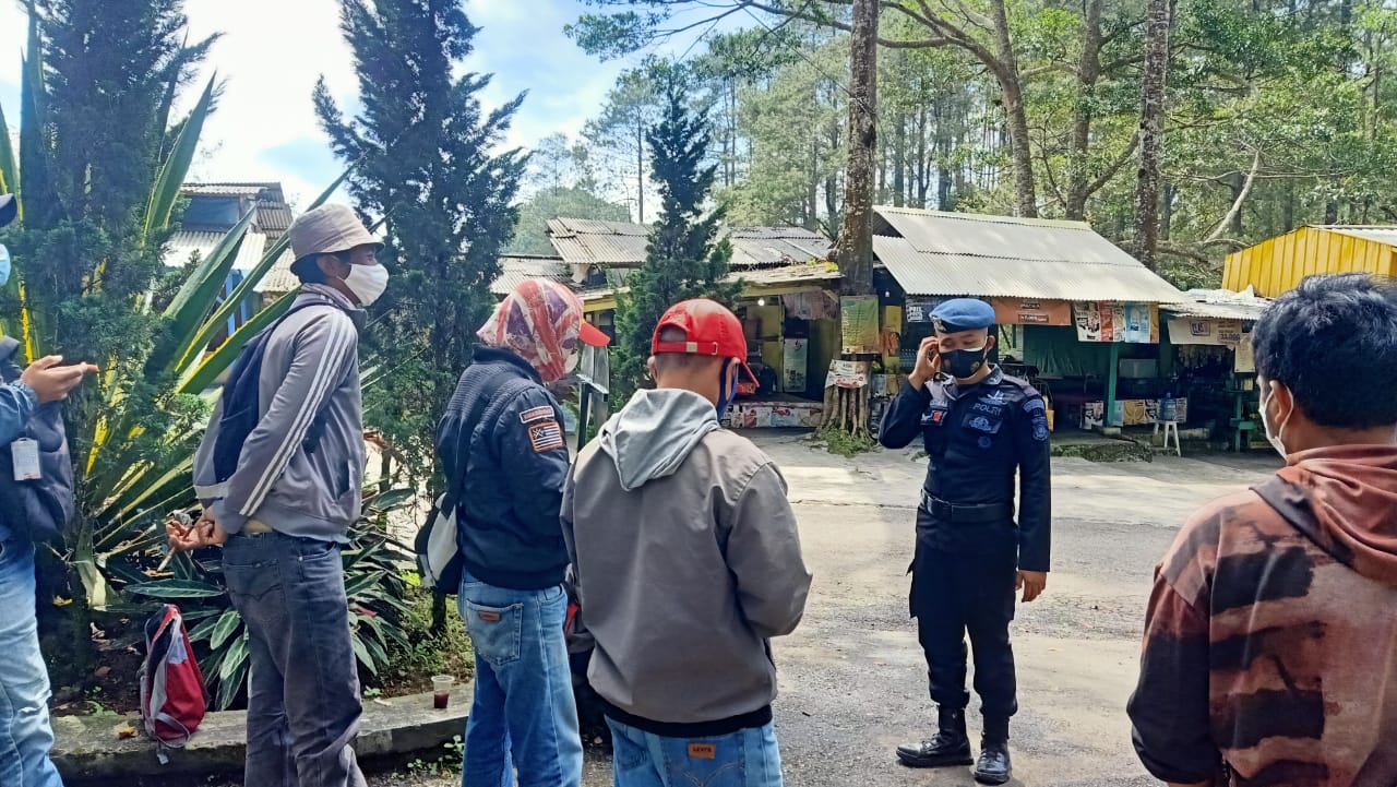 Brimob Polda Jabar Berikan Imbauan Edukasi Protokol Kesehatan di Objek Wisata Lembang
