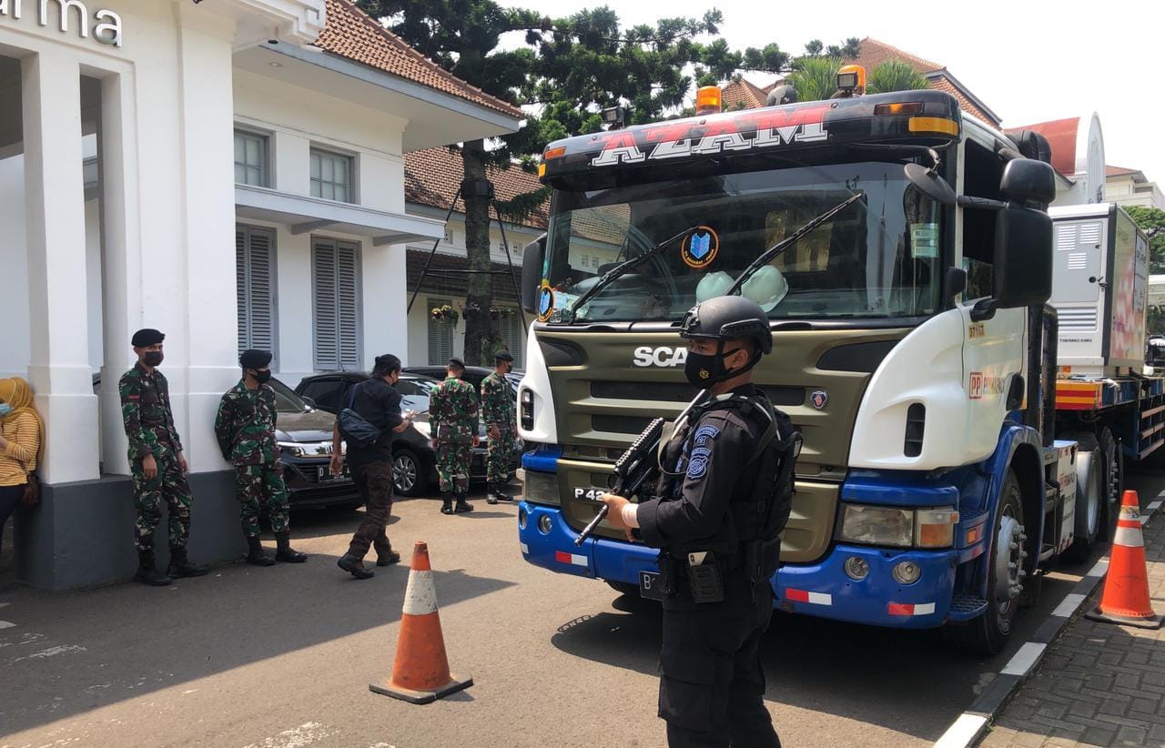 Gegana Polda Jabar Amankan Kedatangan Vaksin Astra Zeneca