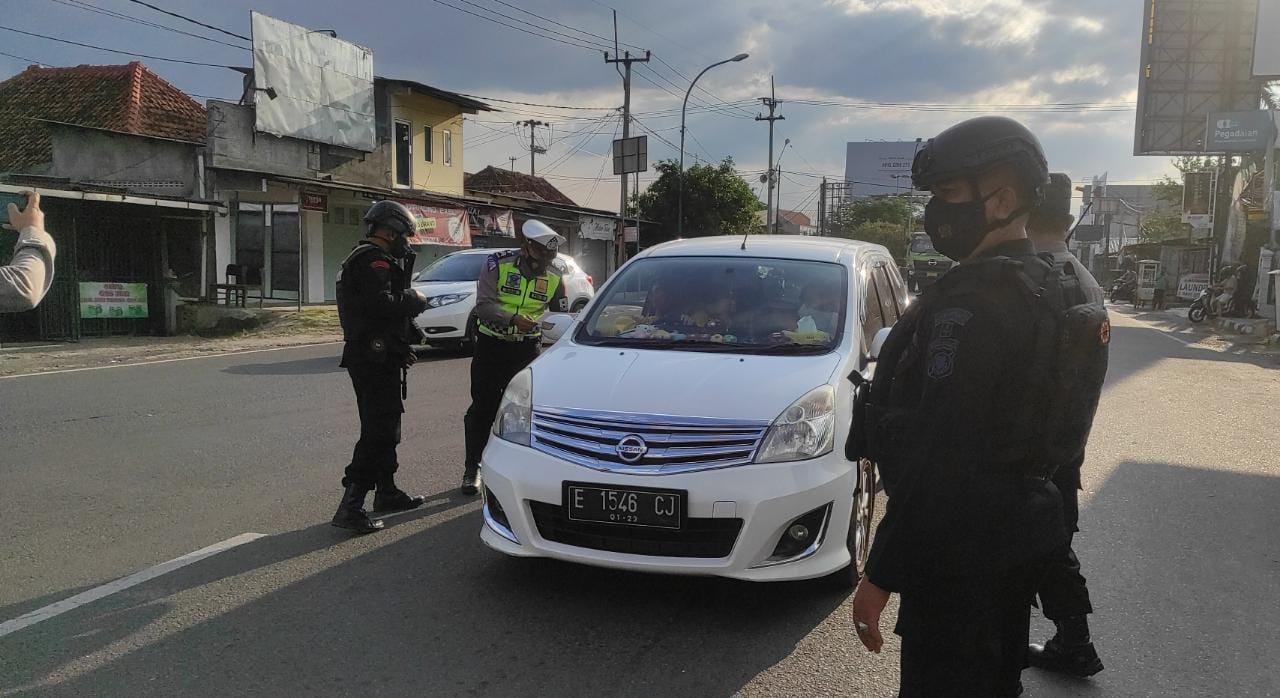 Brimob Jabar Perketat Penyekatan PPKM Di Cirebon Kota