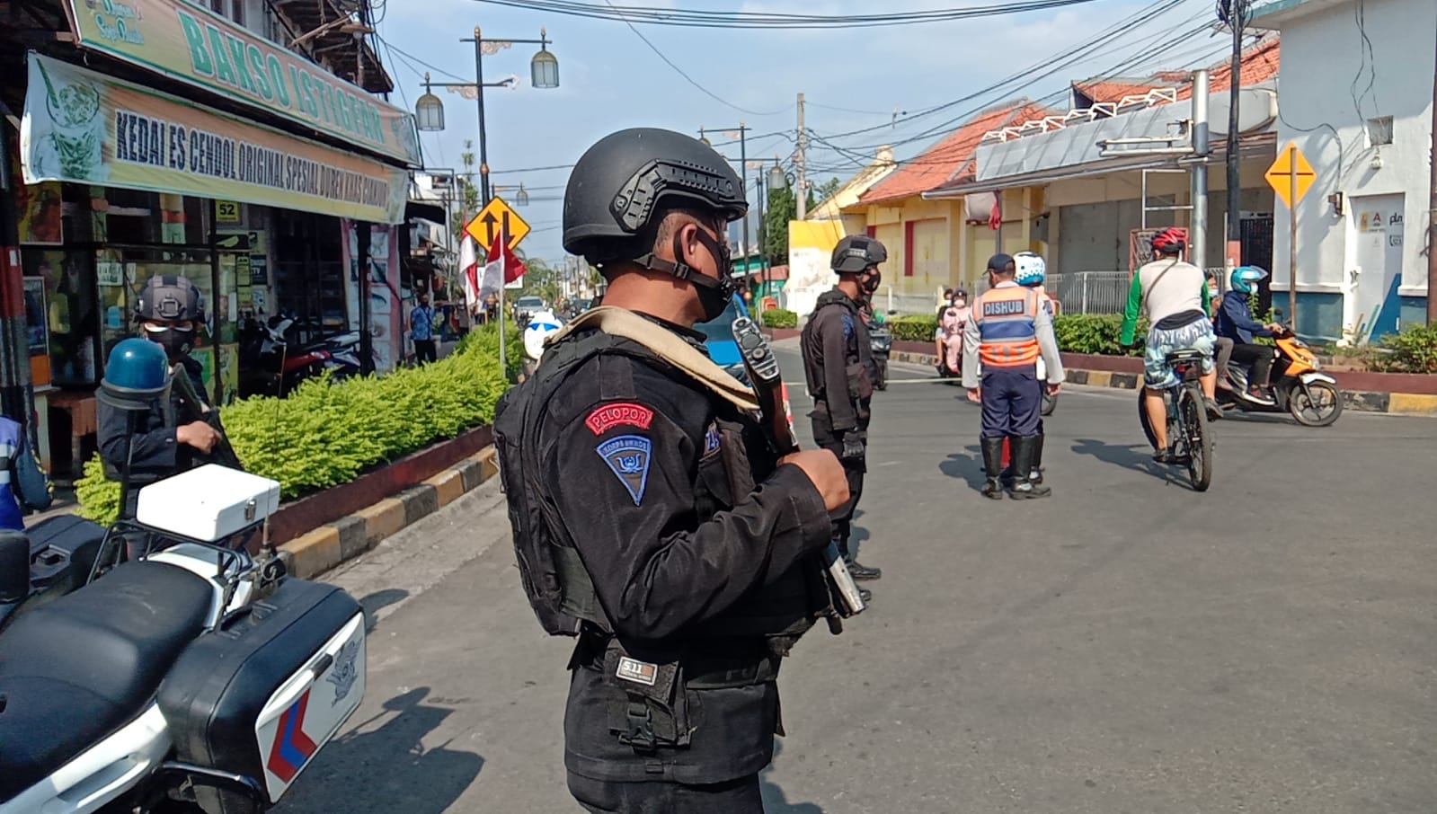 PPKM Masih Diperpanjang, Brimob Jabar Patroli Ke Sekitar Juanda