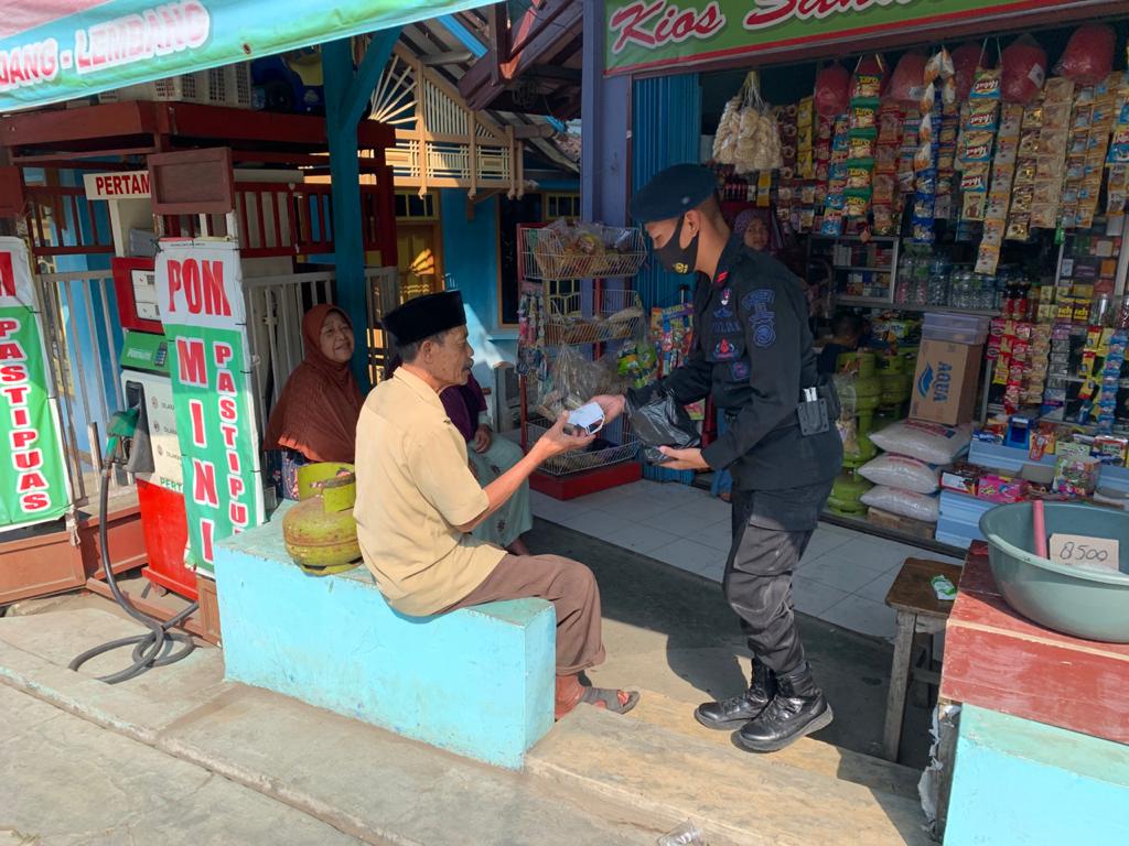 Cegah Penyebaran Covid-19, Personel Brimob Jabar Bagikan Masker Gratis