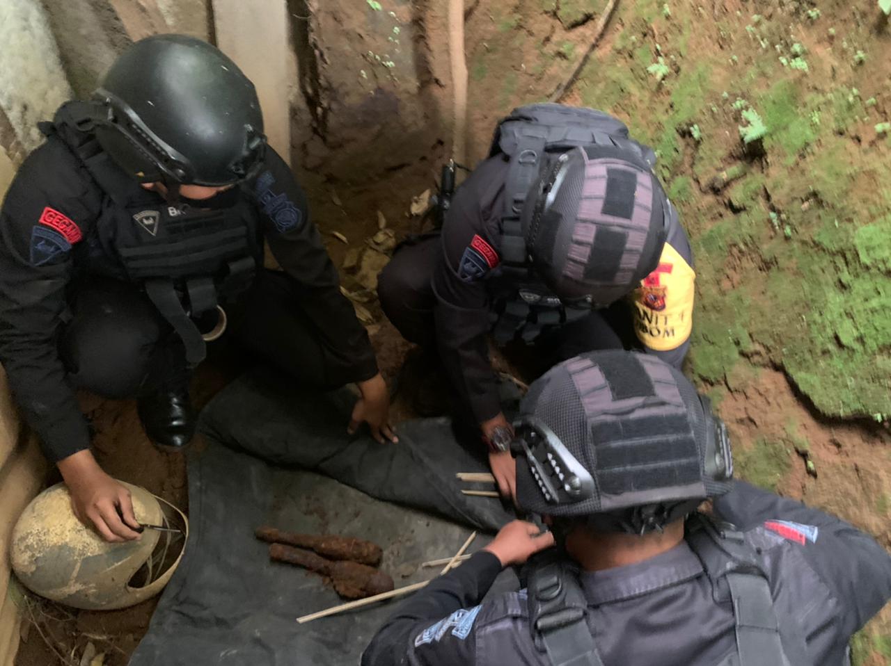 Unit Jibom Brimob Jabar Amankan Dan Disposal Temuan 3 Mortir Di Tasikmalaya