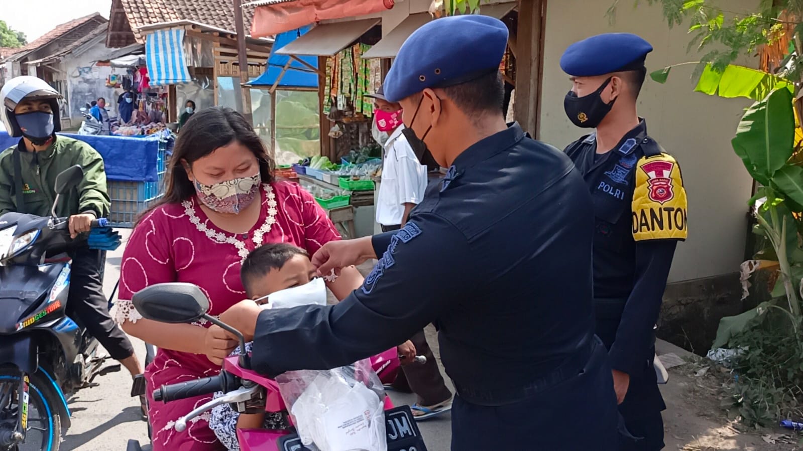Mencegah Penyebaran Covid-19, Brimob Jaba Bagikan Masker Di Pasar Desa Wanasaba Kidul
