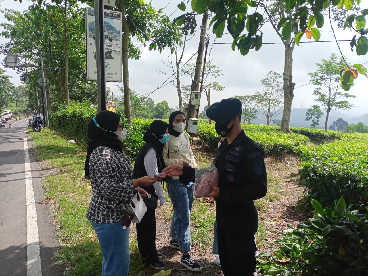 Brimob Jabar Sosialisasikan Prokes Agar Masyarakat Paham Betapa Berharganya Kesehatan Diri