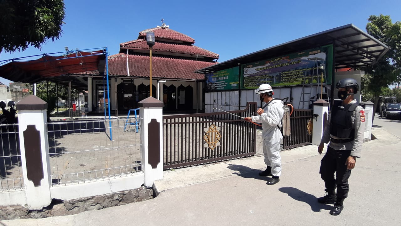 Brimob Jabar Rutin Semprotkan Disinfektan Di Lingkungan Masjid Ikopin