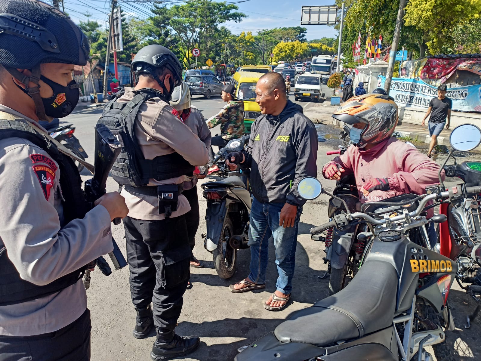 Dukung Kebijakan Pemerintah Tentang PPKM, Brimob Jabar Bagikan Masker Ke Pangkalan Ojek Cipanas