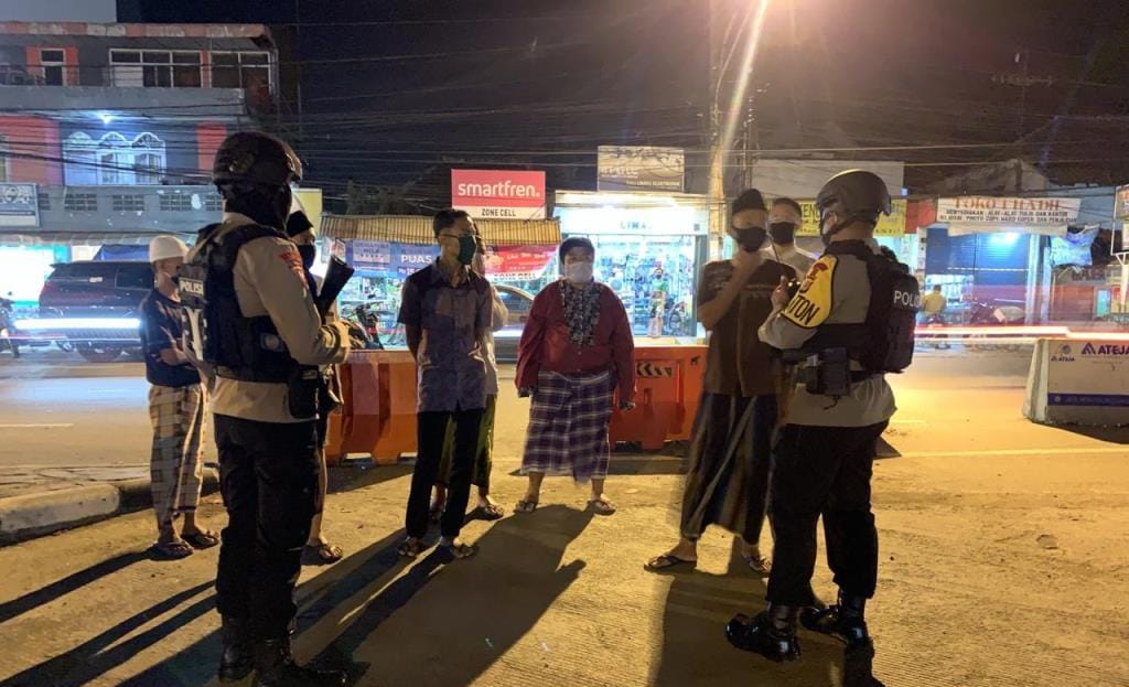 Brimob Jabar Sambangi Warga Di Malam Hari Ingatkan Kamtibmas Ditengah Pandemi