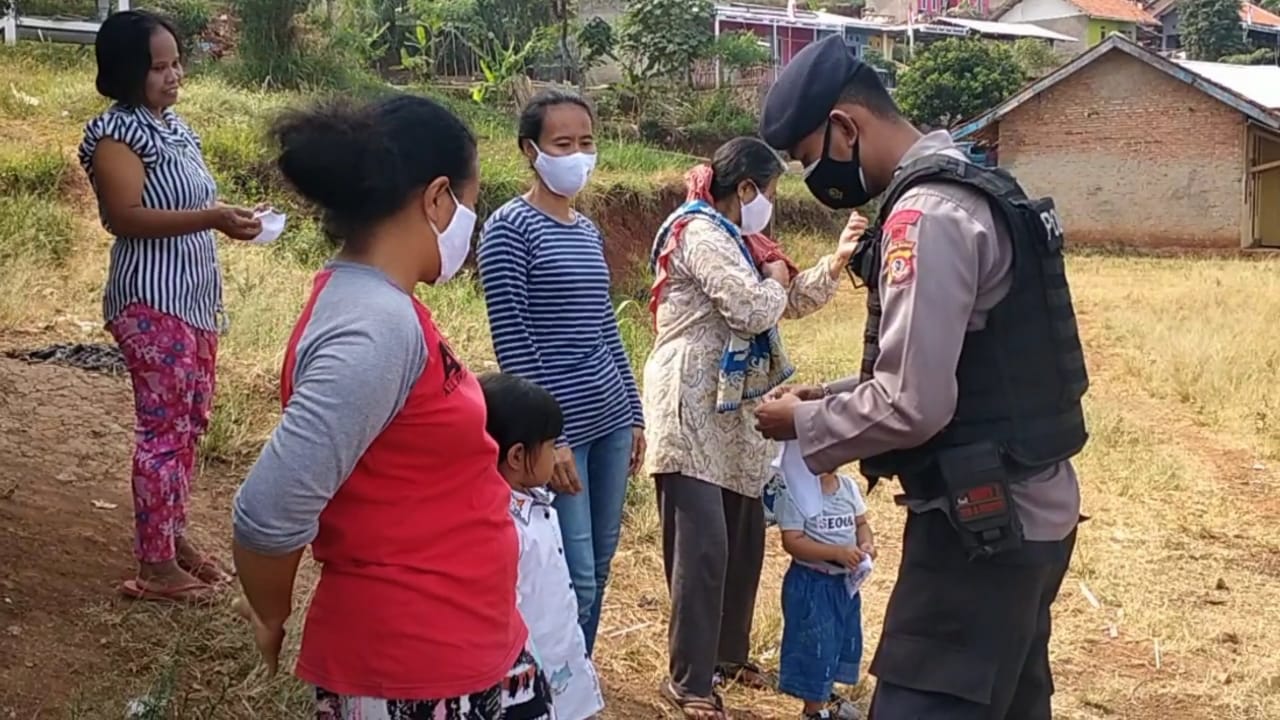 Anggota Brimob Jabar Sambang Desa Binaan Mekarlaksana