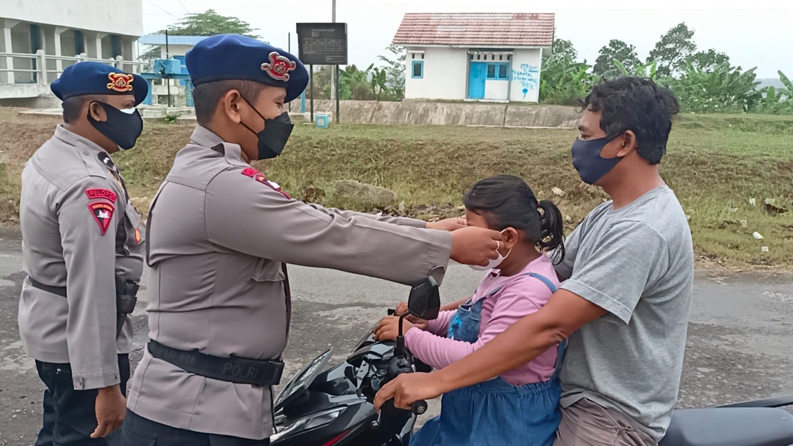 Brimob Jabar Bagikan Masker Kepada Masyarakat Penguna Jalan Desa Winong Cirebon