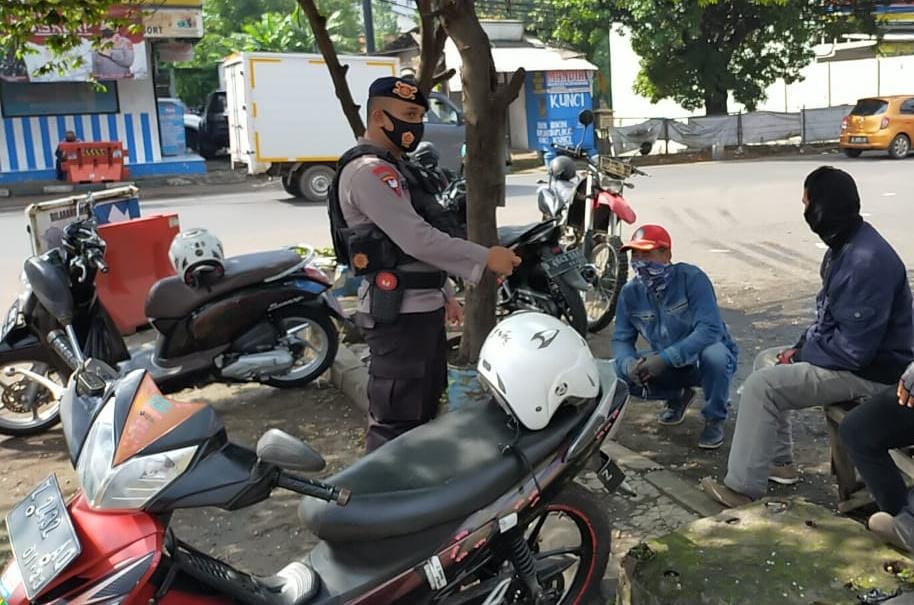 Brimob Polda Jabar Imbau Warga Patuhi Prokes Serta Mengajak Warga Untuk Mengurangi Mobilitas