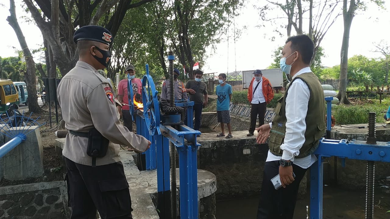 Cegah Terjadinya Penghambatan Air Akibat Sampah Personil Brimob Jabar Bersihkan Dan Cek Debit Air Sungai