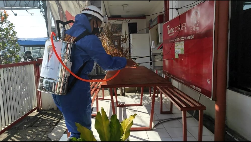 Brimob Polda Jabar Meminimalisir Penyebaran Virus Covid-19 Dengan Penyemprotan Disinfektan di Telkom Rancaekek