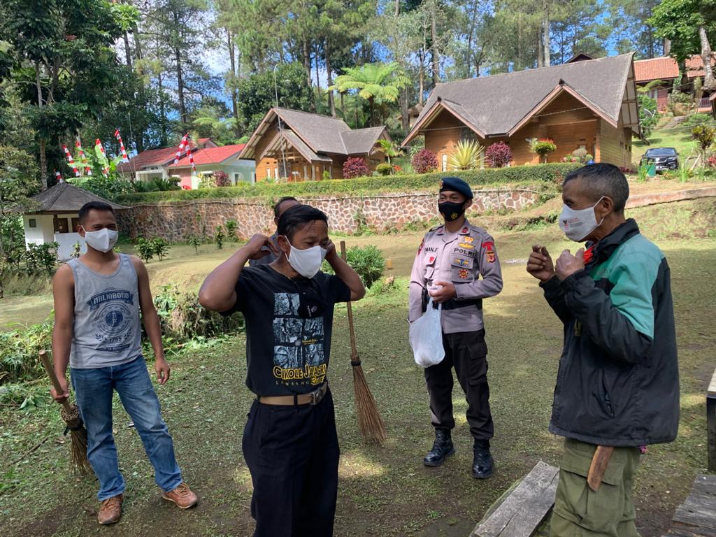 Upaya Mengendalikan Laju Penyebaran Covid-19, Brimob Jabar Gencar Bagikan Masker Kepada Masyarakat