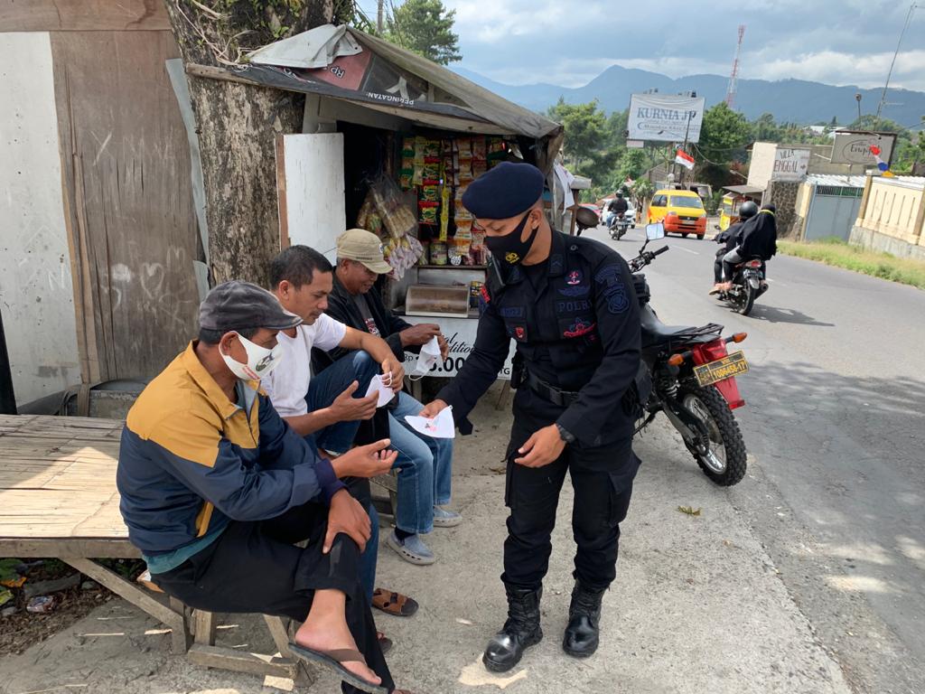 Personel Brimob Jabar Kembali Berikan Masker Gratis Kepada Warga Lembang