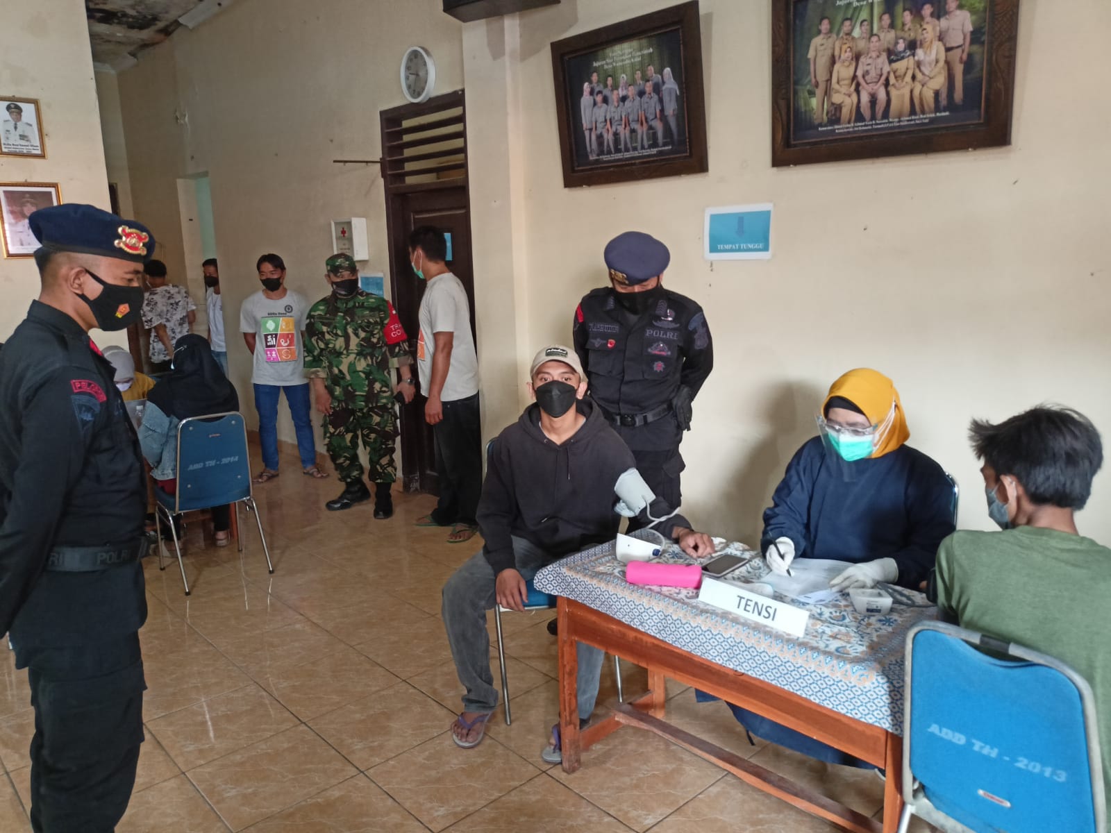 Brimob Jabar Monitor Penerapan Prokes Di Poskesdes Wanasaba Kidul