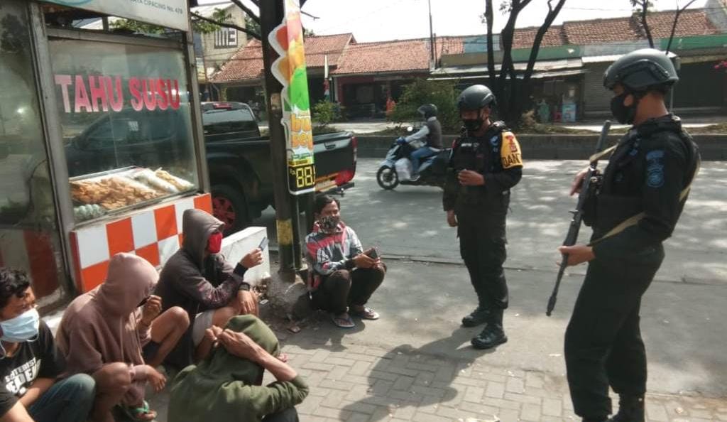 Patroli Brimob Jabar Himbau Jukir Tak Sembarangan Lepas Masker