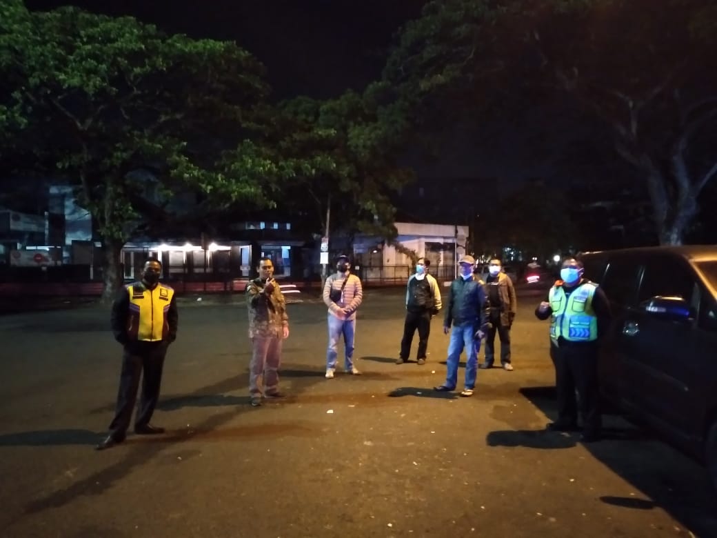 Polsek Bandung Wetan Disiplinkan  Masyarakat Dihimbau Tidak Berkerumun