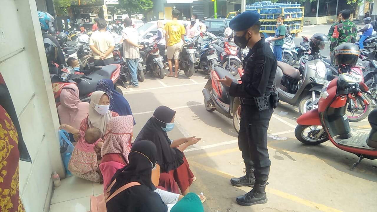 Cegah Penularan Covid 19, Personil Brimob Jabar Patroli Dialogis Sosialisasi Prokes Kepada Pengunjung Bank