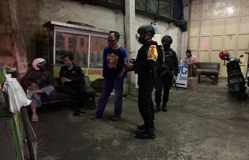 Cegah Sebaran Covid 19 Di Ruang Publik, Brimob Jabar Sampaikan Himbauan Prokes Di Pool Primajasa