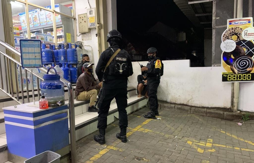 Patroli Brimob Cegah Corona, Ajak Tukang Parkir Minimarket Putus Mata Rantai Covid-19