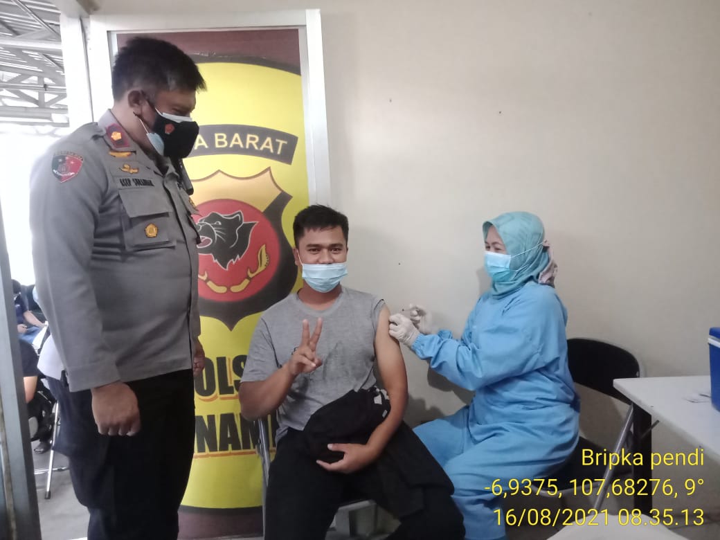 Pelaksanaan Vaksinasi Gerai Vaksin Presisi “Bhakti Kesehatan Bhayangkara Untuk Negeri” di Polsek Cibambo