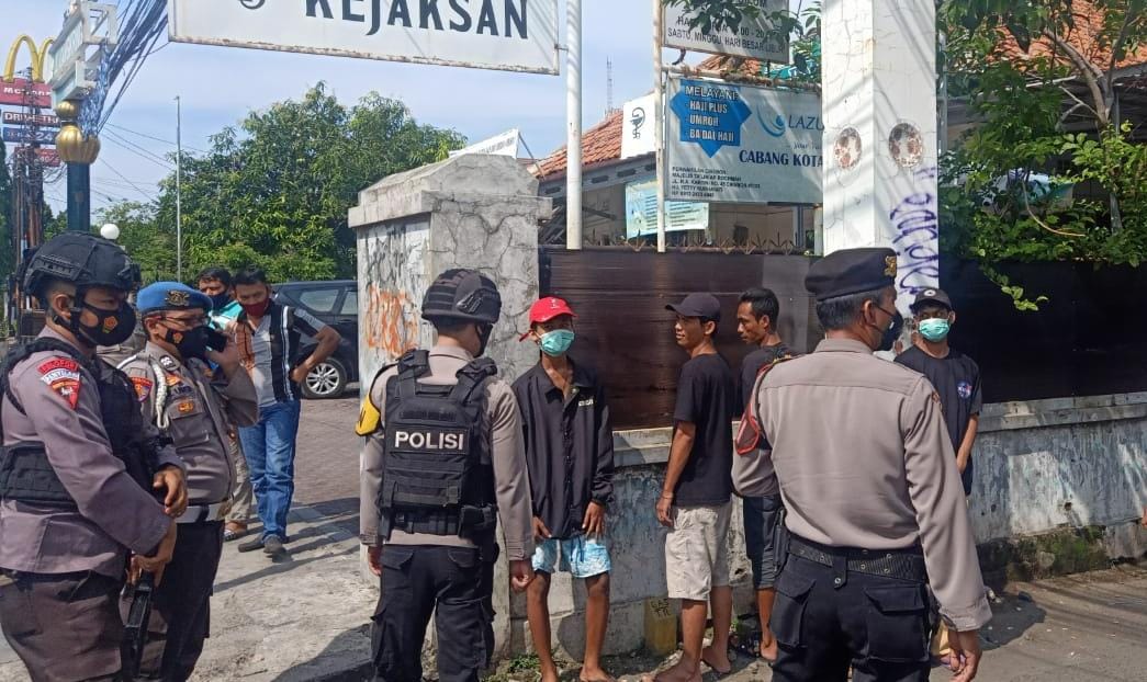 Brimob Jabar Laksanakan Patroli Harkamtibmas Di Stasiun Kereta