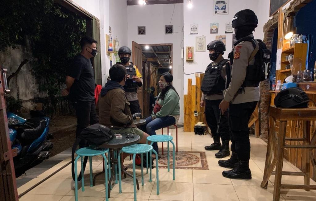 Tegakkan Prokes, Patroli Brimob Jabar Himbau Generasi Muda Yang Beraktifitas Di Malam Hari