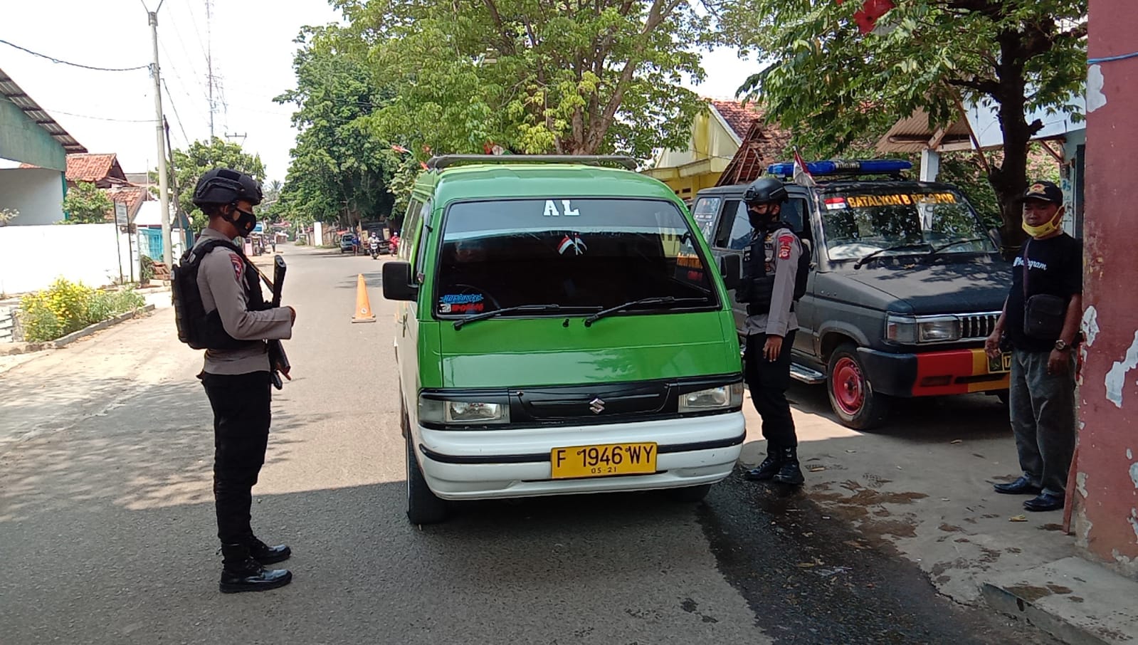 Penerapan Prokes Dan Pengecekan Suhu Di Wisata Kampung Jangari Prosedur Yang Diterapkan Brimob Jabar