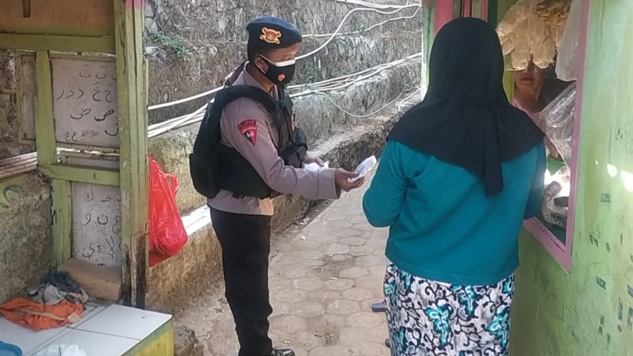Bripka Dicky Nurhidayat Anggota Brimob Polda Jabar Sambang Kepada Masyarakat Desa Binaan Mekarlaksana