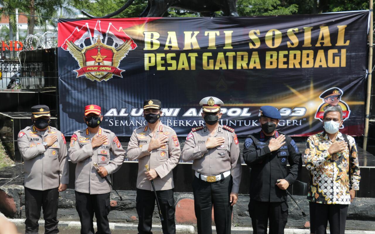 Polri Berbagi, Dansat Brimob Jabar Beserta Alumni Akpol Angkatan 93 Sebar Ribuan Sembako Untuk Warga Terdampak Covid-19