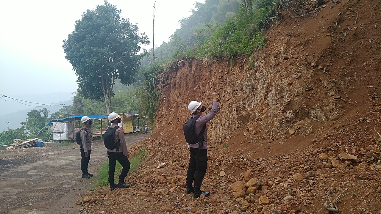 Tim SAR Brimob Jabar Pantau Tebing Rawan Longsor Di Wilayah Pacet
